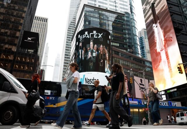 SpaceX melonjak 25% dalam debutnya di Wall Street dan menjadikan