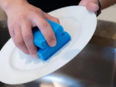 Spons dapur Anda melepaskan mikroplastik setiap kali Anda mencuci piring