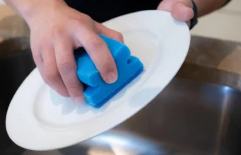 Spons dapur Anda melepaskan mikroplastik setiap kali Anda mencuci piring