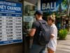 Tanpa dolar, tanpa euro: Wisatawan Bali harus membayar dalam rupee