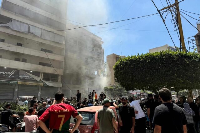 Tentara Israel menyerang pinggiran kota Beirut menjelang kesepakatan AS-Iran
