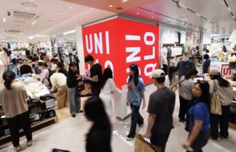Toko-toko utama dari seluruh dunia berbondong-bondong ke Myeong-dong seiring dengan meningkatnya jumlah wisatawan asing