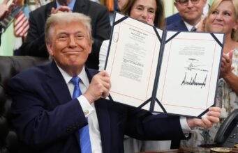 Trump menandatangani rancangan undang-undang yang menyediakan hampir $70 miliar untuk pengendalian imigrasi hingga akhir masa jabatannya