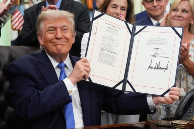 Trump menandatangani rancangan undang-undang yang menyediakan hampir $70 miliar untuk