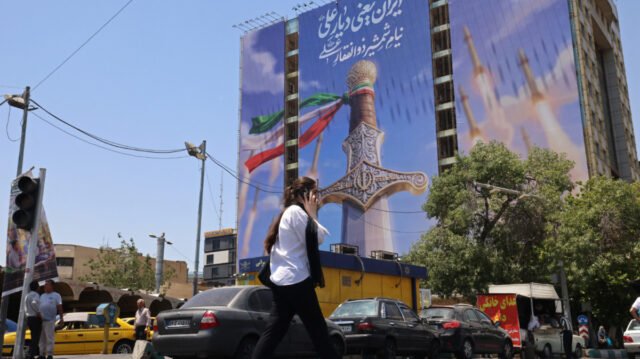 Trump mengancam akan menyerang pulau Kharg di Iran, lalu mengatakan