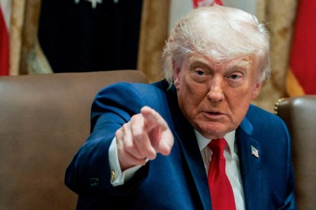 Trump mengatakan AS akan memukul Iran dengan sangat keras malam