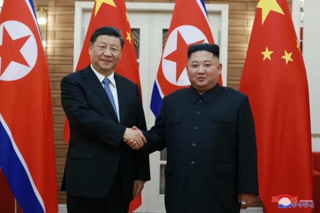 Xi tiba di Pyongyang ketika pemimpin Korea Utara menyambutnya secara