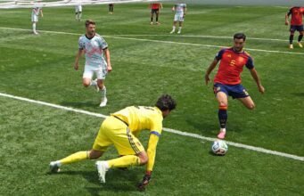 Saksikan: Bintang Man Utd membuat kesalahan yang merugikan saat pemain Arsenal Mikel Merino membawa Spanyol ke empat besar