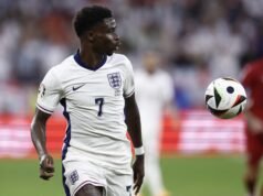 Bukayo Saka melengkapi dua golnya saat Inggris memimpin 4-0 melawan Prancis
