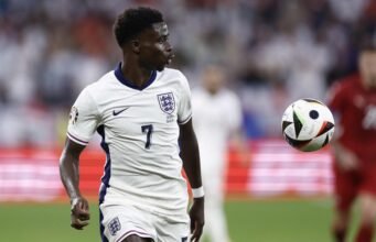 Bukayo Saka melengkapi dua golnya saat Inggris memimpin 4-0 melawan Prancis