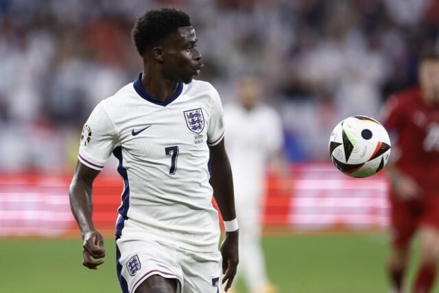 Bukayo Saka melengkapi dua golnya saat Inggris memimpin 4-0 melawan