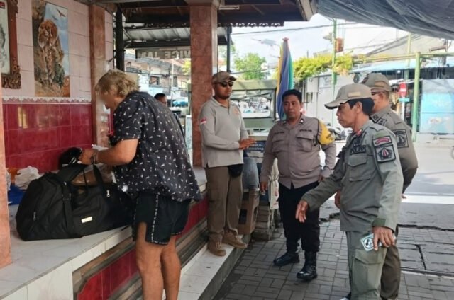 Agen Bali membantu turis Australia menemukan wisma tradisional setelah menolak