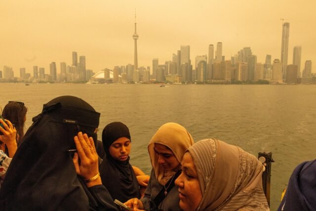 Asap dari kebakaran hutan di Kanada mencekik Toronto, mengancam kota-kota