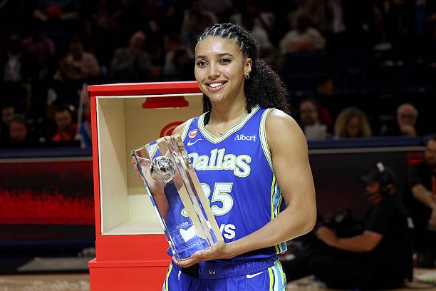 Azzi Fudd adalah rookie WNBA pertama yang memenangkan kontes 3
