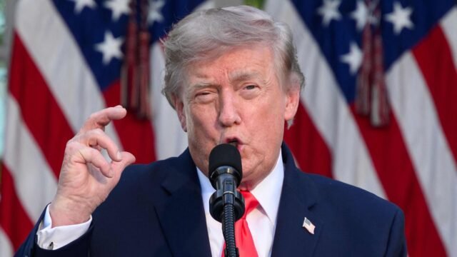 BBC memenangkan persetujuan pengadilan untuk memanggil lingkaran dalam Trump dalam