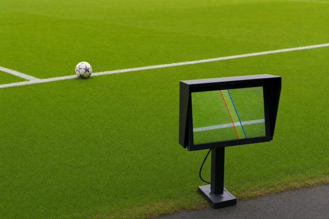 Bagaimana VAR membentuk pengambilan keputusan dalam sepakbola modern