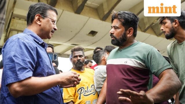 Baris E20: Arvind Kejriwal berinteraksi dengan orang-orang di jalanan Delhi