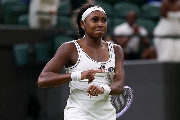 Coco Gauff mengalahkan Bencic sebelum jam malam Wimbledon