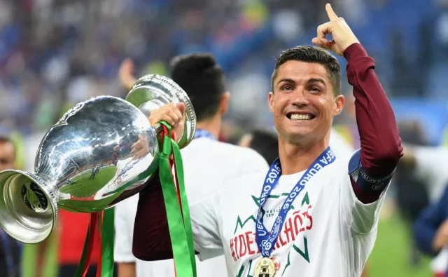 Cristiano Ronaldo merayakan 10 tahun kemenangan Portugal di Euro 2016