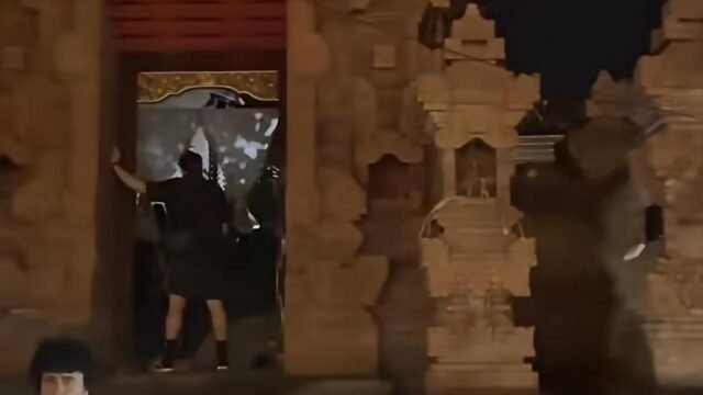 Difilmkan: Turis mabuk kencing di luar rumah Uluwatu