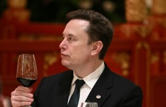 Elon Musk menegaskan kembali klaimnya bahwa Inggris berada di ambang ‘perhitungan’ atas imigrasi Muslim