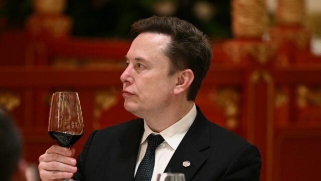 Elon Musk menegaskan kembali klaimnya bahwa Inggris berada di ambang