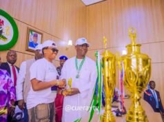 Gubernur Sule menghadiahi warga Amazon Nasarawa dengan bus dan uang tunai setelah kemenangan Piala FA