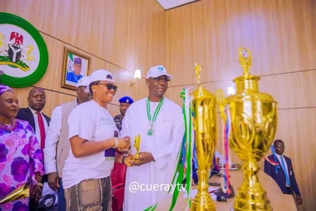 Gubernur Sule menghadiahi warga Amazon Nasarawa dengan bus dan uang