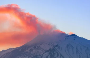 Gunung berapi paling aktif di Eropa mungkin memiliki asal muasal yang rahasia
