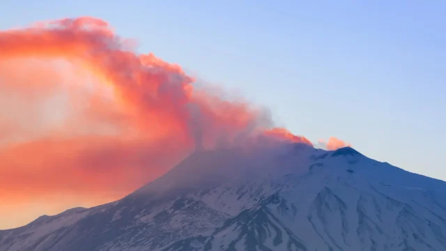 Gunung berapi paling aktif di Eropa mungkin memiliki asal muasal