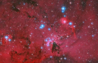 Hubble NASA Menangkap Bintang Biru dan Putih Bintang Merah Berkilau