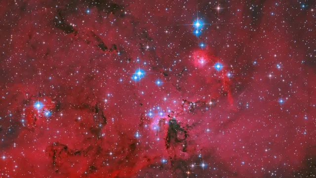 Hubble NASA Menangkap Bintang Biru dan Putih Bintang Merah Berkilau