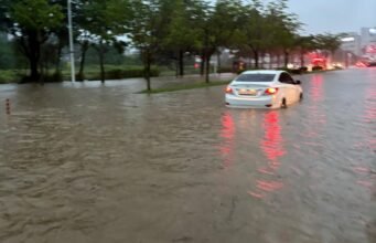 Hujan deras menyebabkan banjir dan kerusakan di seluruh negeri