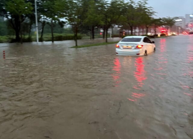Hujan deras menyebabkan banjir dan kerusakan di seluruh negeri