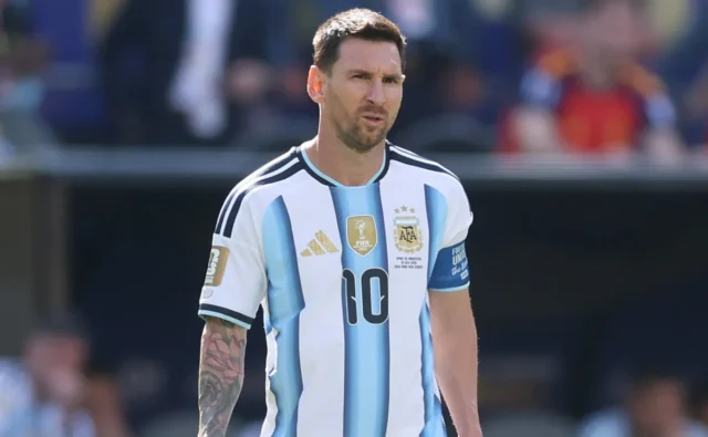 IFFHS bertentangan dengan FIFA dengan menyebut Lionel Messi sebagai pemain