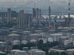 Impor minyak Tiongkok turun 40 persen, sehingga membatasi harga energi