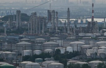 Impor minyak Tiongkok turun 40 persen, sehingga membatasi harga energi