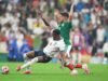 Inggris memberi Meksiko kekalahan Piala Dunia pertama mereka di Estadio Azteca, menang 3-2 untuk mencapai perempat final