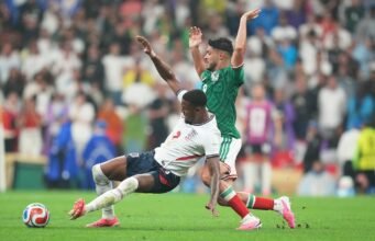 Inggris memberi Meksiko kekalahan Piala Dunia pertama mereka di Estadio Azteca, menang 3-2 untuk mencapai perempat final