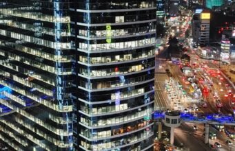 Jam kerja tahunan di Korea Selatan turun 32 jam pada tahun lalu, namun tetap lebih lama dibandingkan rata-rata OECD