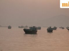 Kapal tanker minyak berbalik arah di Hormuz, beberapa diantaranya mengambil rute ke Iran