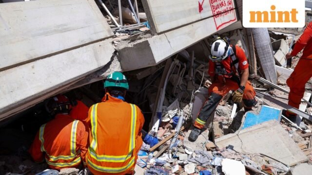 Kengerian gempa bumi Venezuela: Warga dengan tangan kosong menggali korban