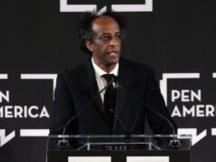 Kepala Pen America mengundurkan diri, menuduh lembaga sastra menghapus warga Palestina