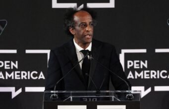 Kepala Pen America mengundurkan diri, menuduh lembaga sastra menghapus warga Palestina