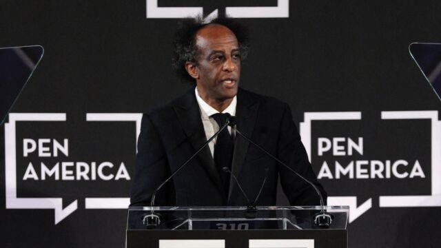 Kepala Pen America mengundurkan diri, menuduh lembaga sastra menghapus warga