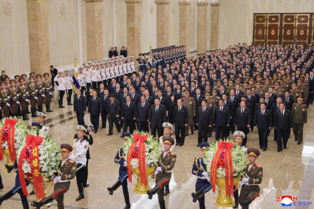 Kim dari Korea Utara memberikan penghormatan kepada pendirinya pada peringatan