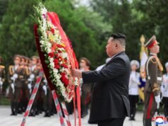 Kim dari Korea Utara mengunjungi kuburan perang pada peringatan gencatan senjata Perang Korea