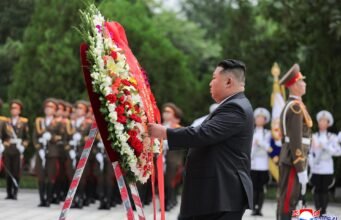Kim dari Korea Utara mengunjungi kuburan perang pada peringatan gencatan senjata Perang Korea