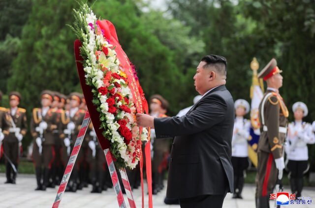 Kim dari Korea Utara mengunjungi kuburan perang pada peringatan gencatan