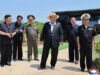 Kim dari Korea Utara menyaksikan uji coba senjata kapal perusak angkatan laut Kang Kon